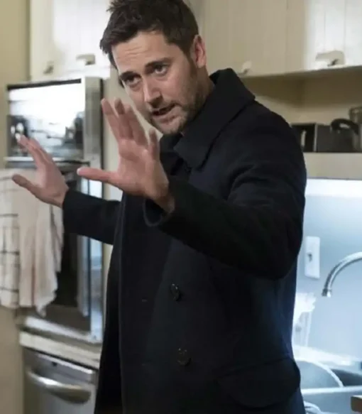 Ryan Eggold The Blacklist S03 Tom Keen Black Coat